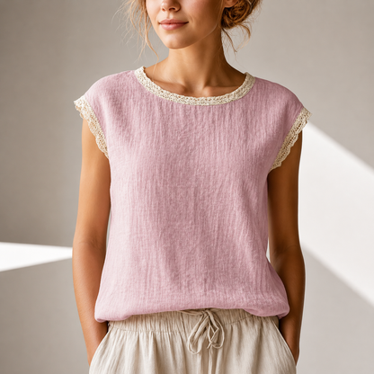Damebluse med blonderkant og behagelig pasform – elegant casual stil