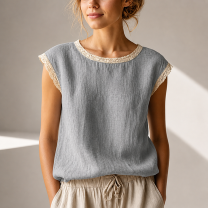 Damebluse med blonderkant og behagelig pasform – elegant casual stil