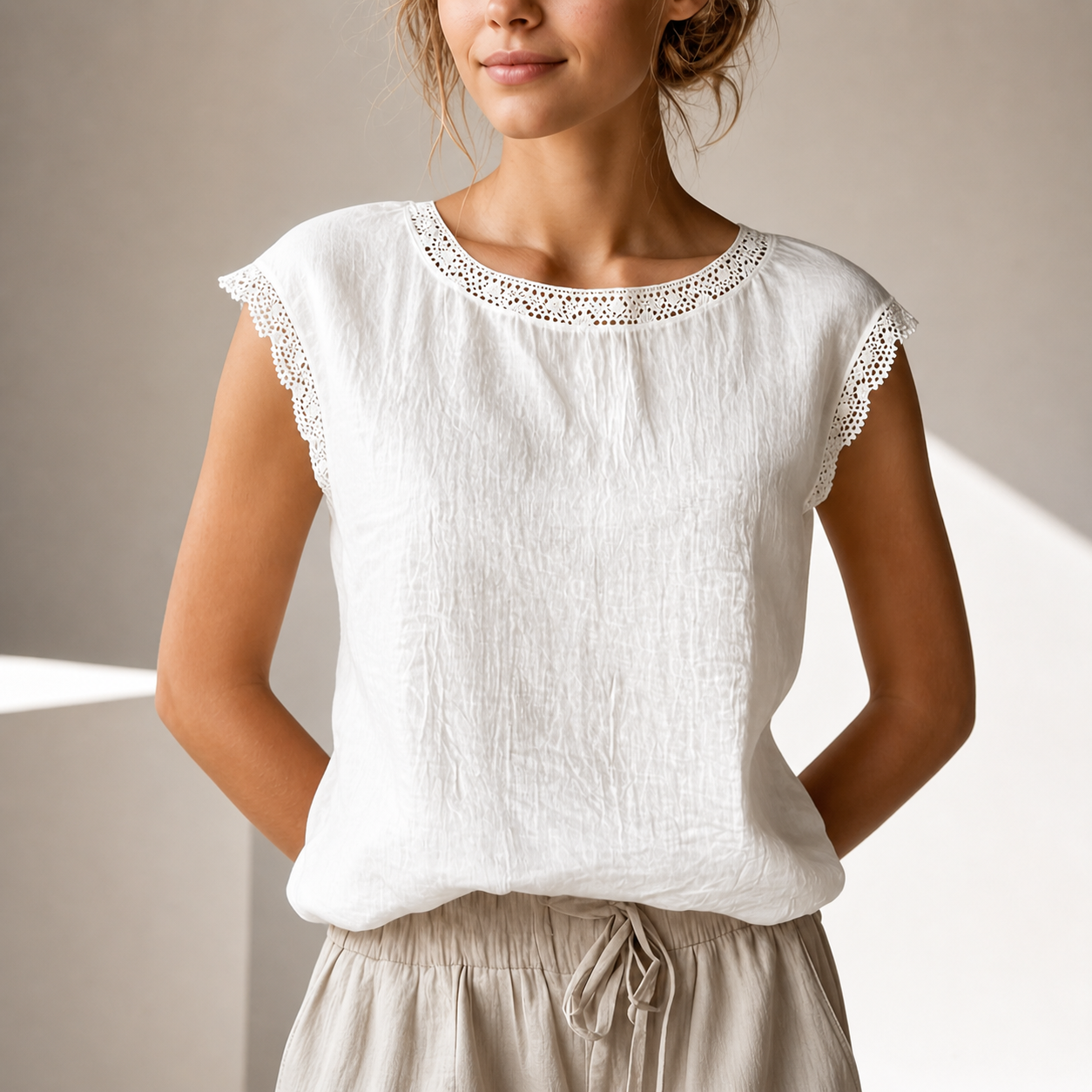 Damebluse med blonderkant og behagelig pasform – elegant casual stil