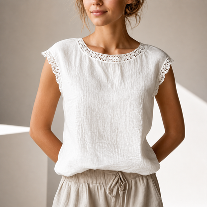 Damebluse med blonderkant og behagelig pasform – elegant casual stil