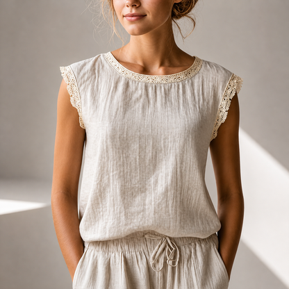 Damebluse med blonderkant og behagelig pasform – elegant casual stil