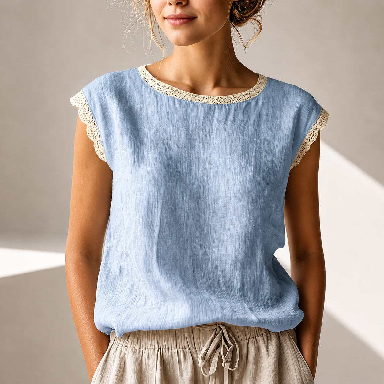 Damebluse med blonderkant og behagelig pasform – elegant casual stil