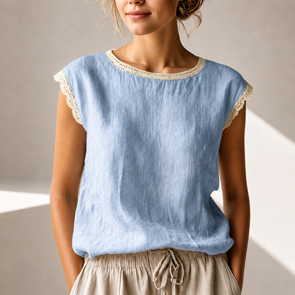 Damebluse med blonderkant og behagelig pasform – elegant casual stil