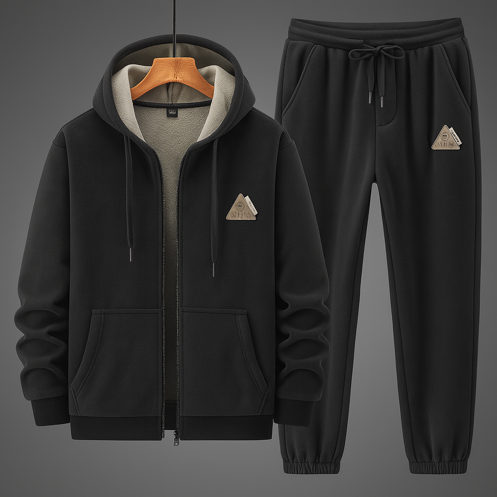 Tuta sportiva nera in pile con cappuccio, cerniera e logo triangolare, pantaloni con coulisse. Abbigliamento casual uomo, moda autunno inverno.