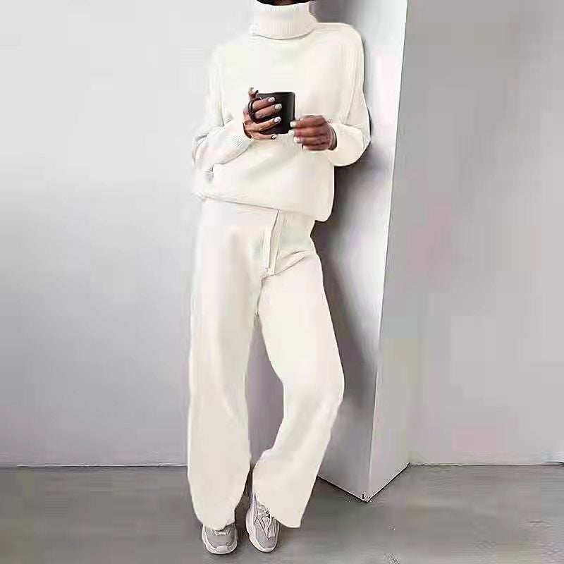 Donna in abbigliamento casual bianco, maglione e pantaloni, con tazza di caffè. Moda autunnale, look minimalista, comfort elegante.