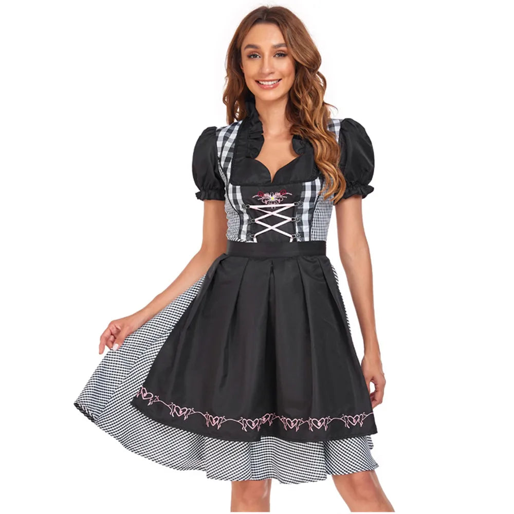 Donna in abito tradizionale bavarese nero e bianco, con corpetto a quadri e dettagli floreali. Moda Oktoberfest, costume dirndl elegante.