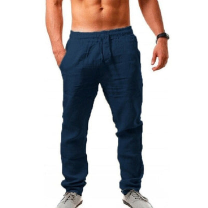 Pantaloni uomo blu scuro, stile casual, con tasche laterali. Indossati con scarpe sportive grigie. Ideali per moda maschile e abbigliamento quotidiano.