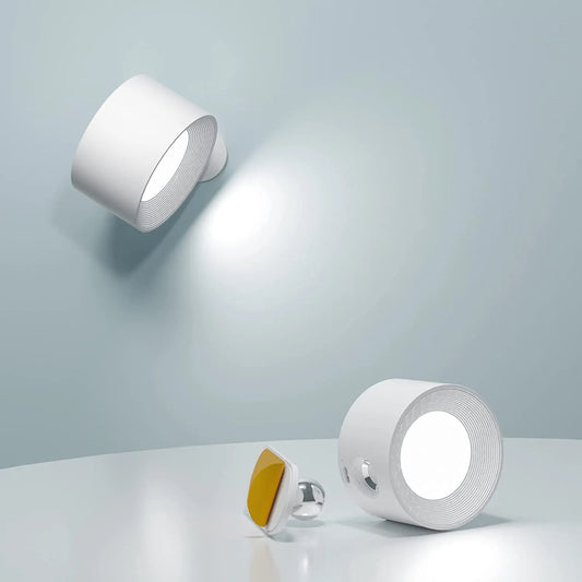 Lampade da parete moderne bianche su sfondo azzurro, design minimalista, illuminazione LED, interni contemporanei, arredamento casa elegante.