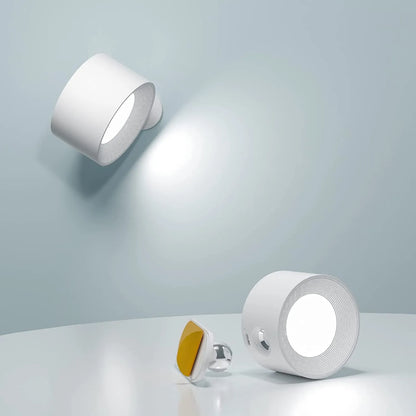 Lampade da parete bianche moderne su sfondo blu, design minimalista. Illuminazione interna elegante, stile contemporaneo, arredamento casa.
