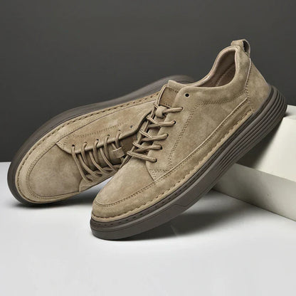 Scarpe da uomo casual beige in pelle scamosciata, suola in gomma marrone, design moderno, perfette per look quotidiani e comfort.