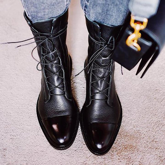 Botas de mujer a media pantorrilla con cordones, suela plana y diseño de inspiración británica.