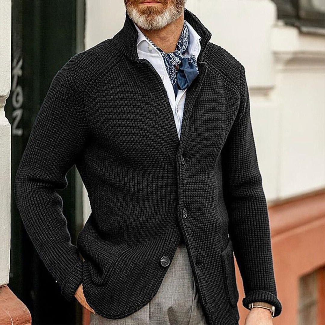 Uomo con cardigan nero lavorato a maglia, camicia bianca e foulard blu, moda maschile elegante, abbigliamento autunnale, stile casual chic.