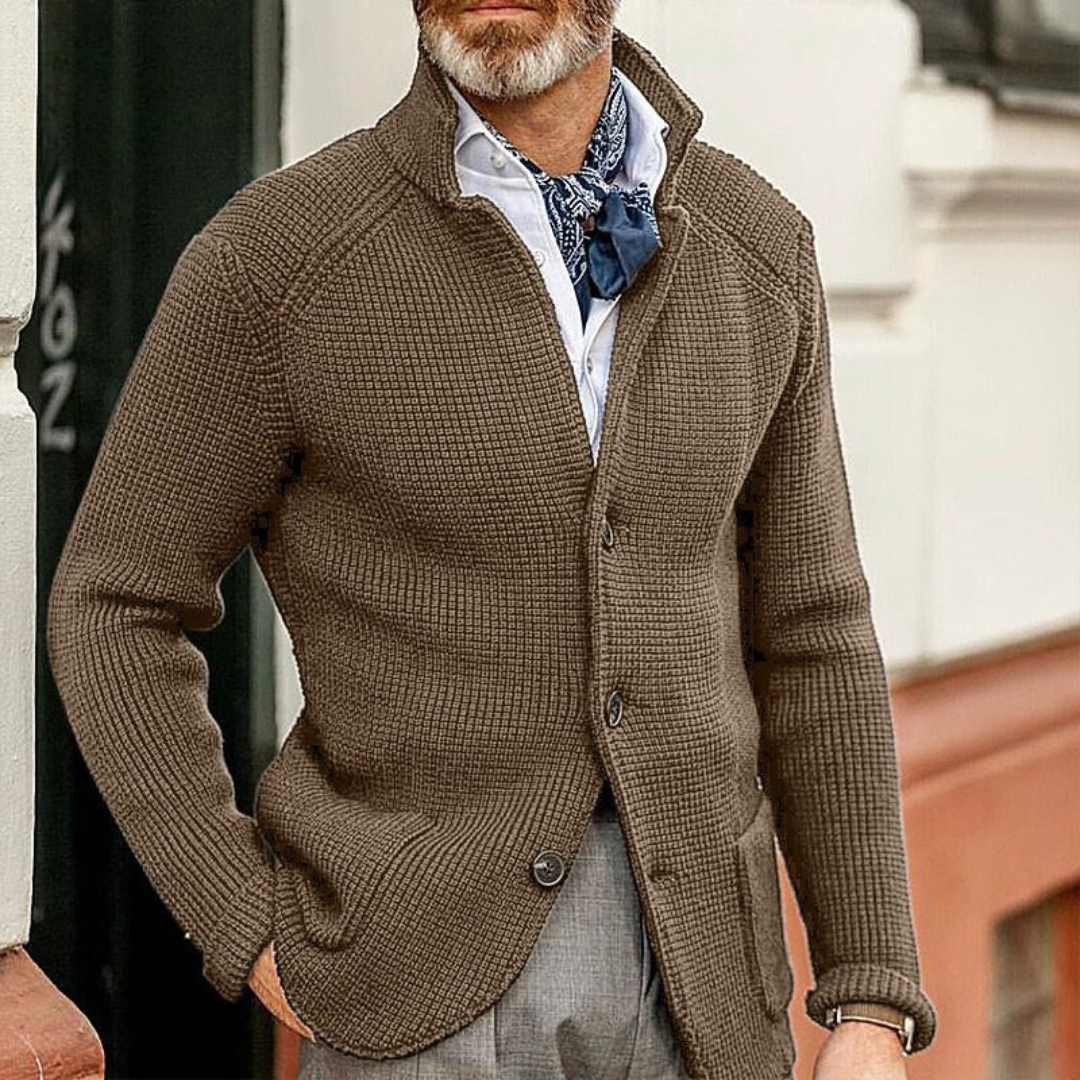 Giacca marrone in maglia su uomo elegante con camicia bianca e foulard blu, moda autunnale maschile, stile casual chic, abbigliamento trendy.