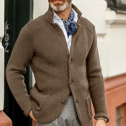 Giacca marrone in maglia su uomo elegante con camicia bianca e foulard blu, moda autunnale maschile, stile casual chic, abbigliamento trendy.