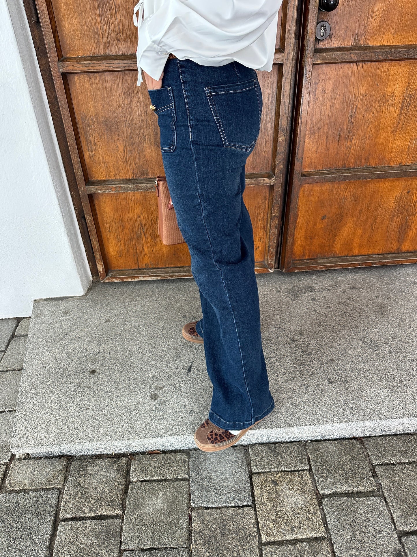 Women's Wide-Leg High-Waist Jeans with Gold Buttons