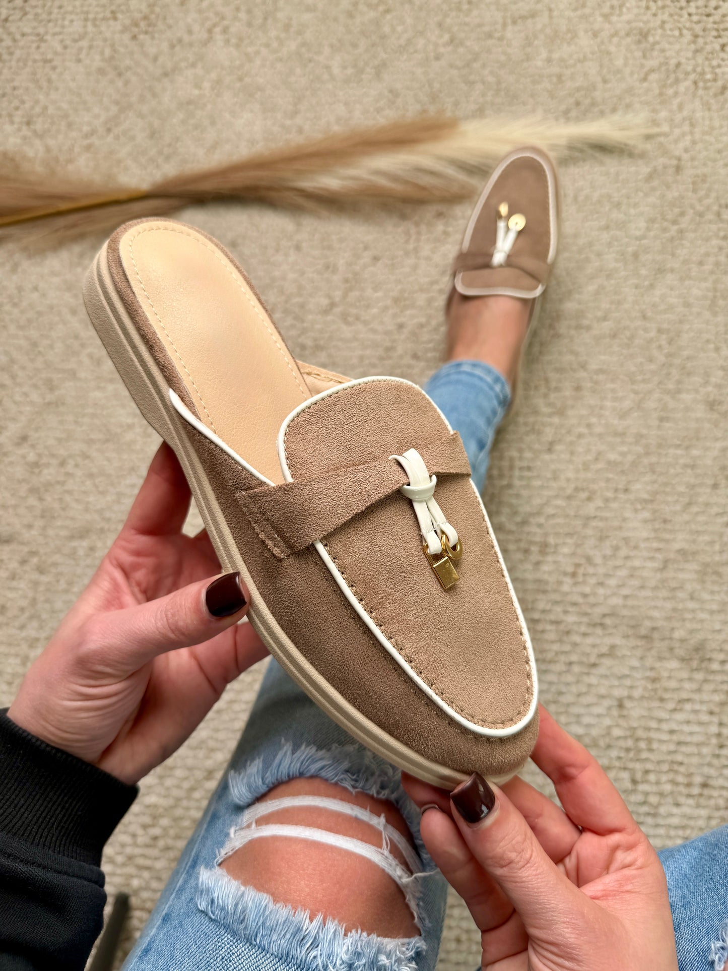 Mocassini Donna Slip-On Stile Mule con Tallone Aperto e Finitura Scamosciata – Suola Piatta