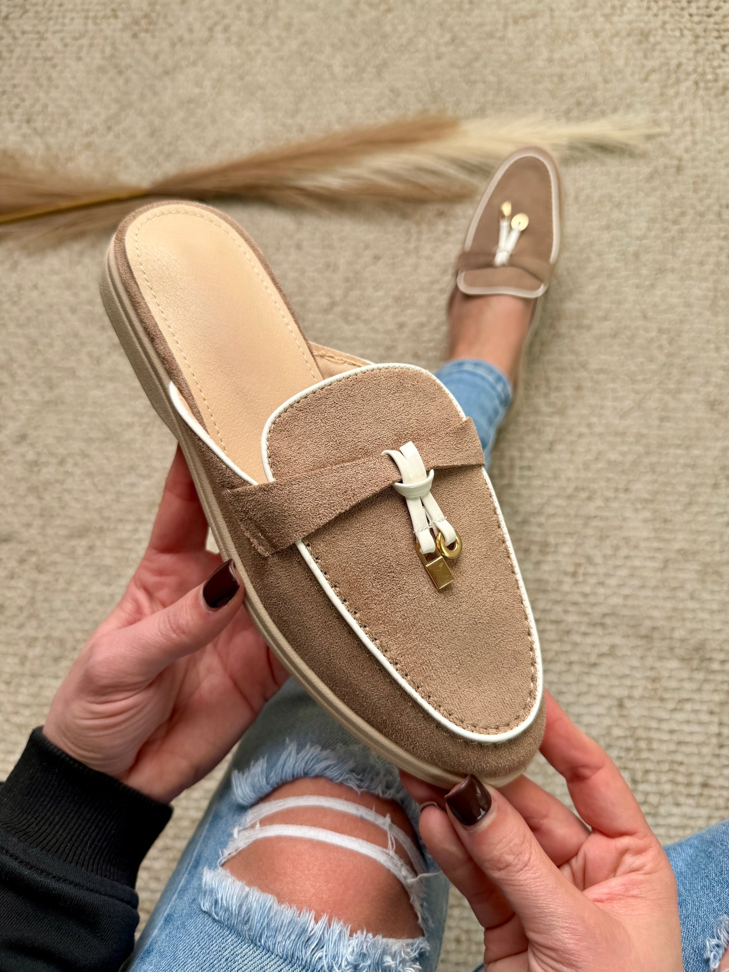 Mocassini Donna Slip-On Stile Mule con Tallone Aperto e Finitura Scamosciata – Suola Piatta
