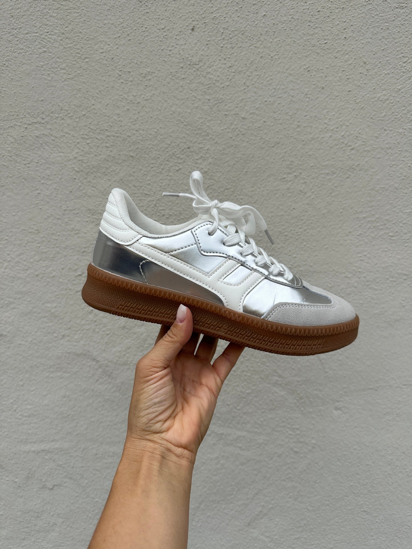 Herresneakers med sølvgrå lædereffekt og snørebånd – Lav profil