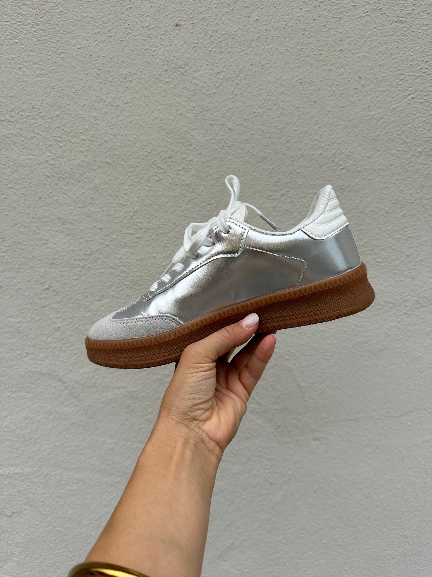 Herresneakers med sølvgrå lædereffekt og snørebånd – Lav profil