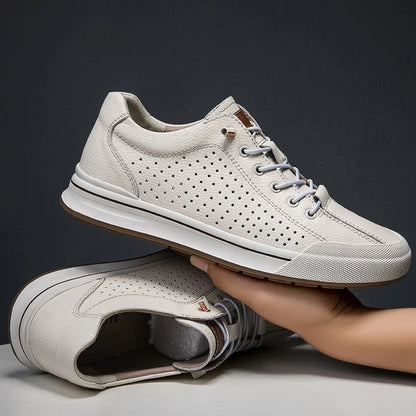 Scarpe da ginnastica bianche in pelle traforata, suola in gomma, design casual ed elegante, perfette per moda uomo e comfort quotidiano.