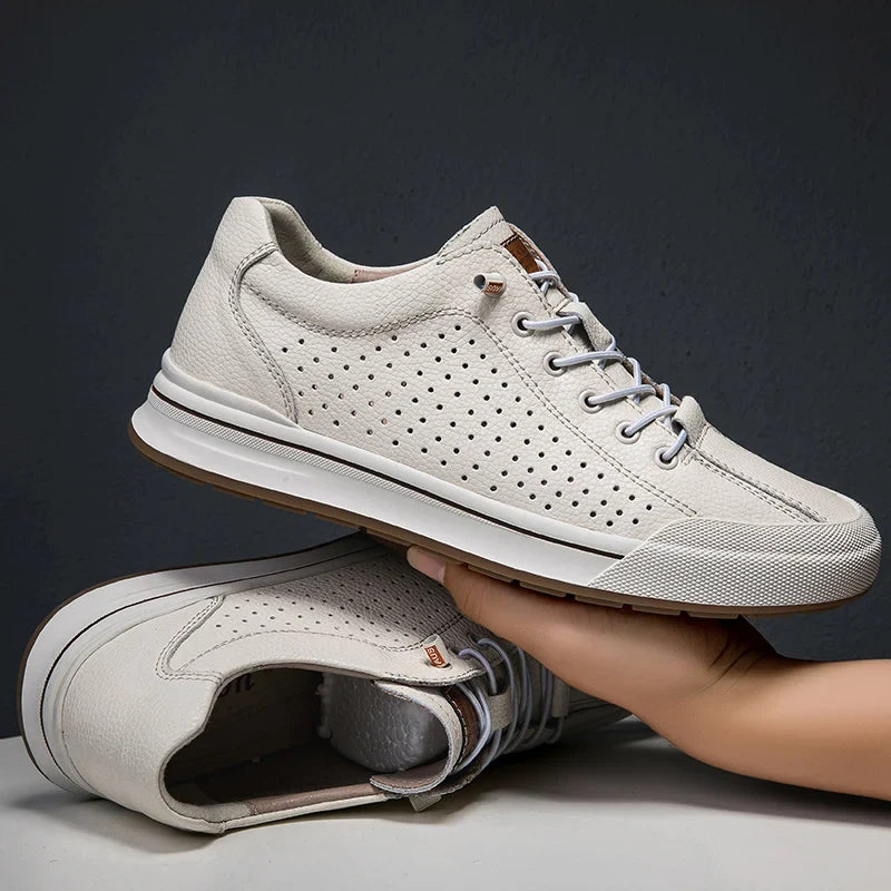 Scarpe da ginnastica bianche in pelle traforata, suola in gomma antiscivolo, design casual ed elegante, ideali per uomo, comfort e stile.