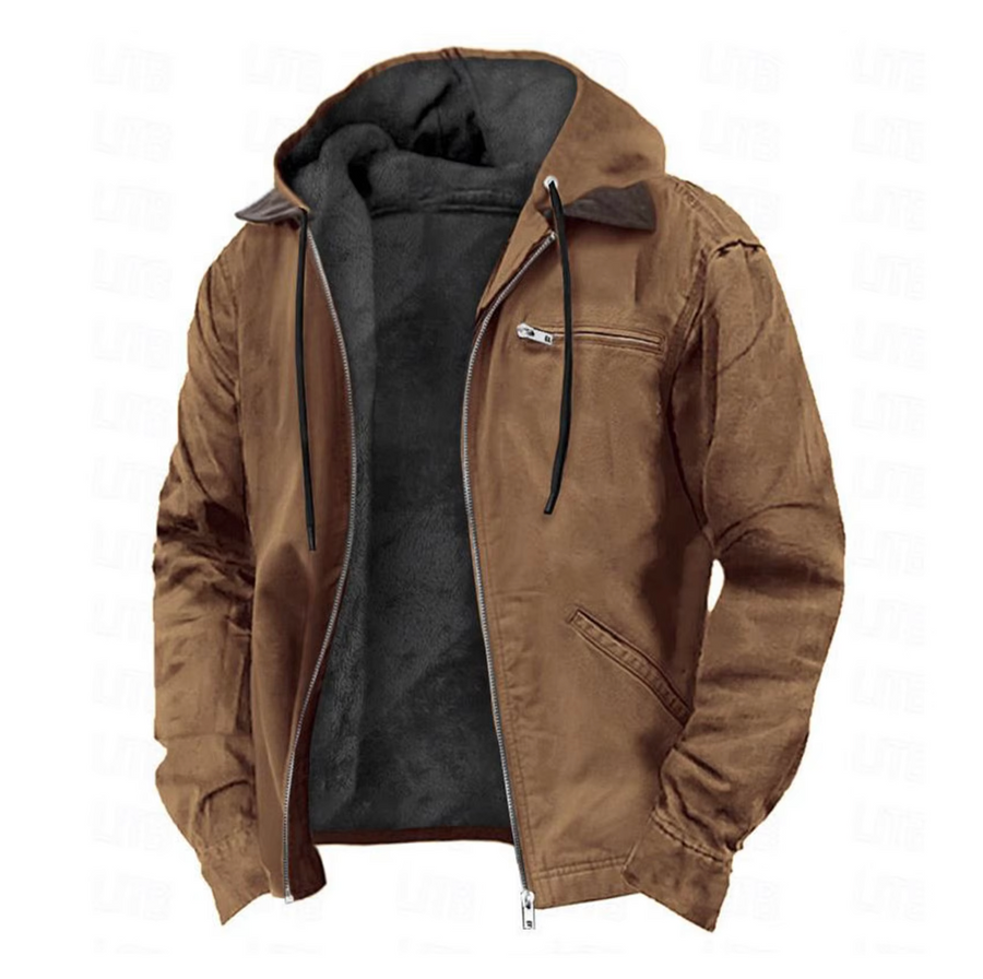 Giacca invernale marrone con cappuccio, zip frontale, tasca sul petto e fodera interna in pile nero. Abbigliamento uomo caldo e casual.