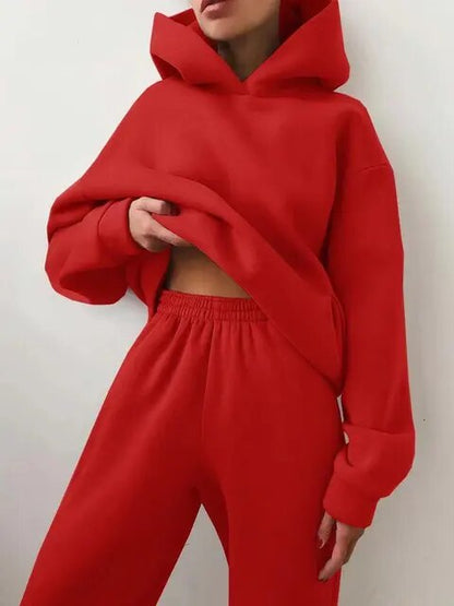Donna in tuta rossa con cappuccio, moda casual, abbigliamento sportivo, stile urbano, comfort e tendenza, abbigliamento donna autunno inverno.