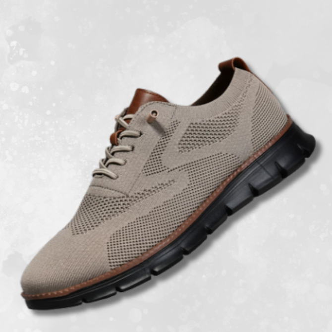 Scarpa da uomo elegante in tessuto beige con suola nera, design traspirante e lacci marroni. Ideale per moda casual e comfort quotidiano.