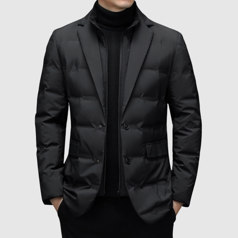 Giacca invernale uomo elegante nera, imbottita, con bottoni e tasche, su sfondo grigio. Moda maschile, abbigliamento caldo e formale.