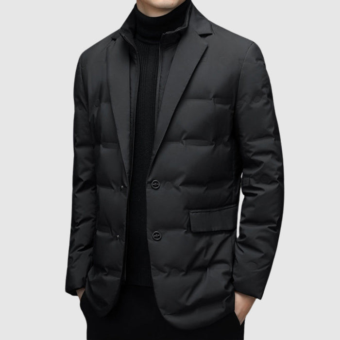 Giacca imbottita nera da uomo, elegante e moderna, con chiusura a due bottoni. Ideale per look invernali sofisticati e alla moda.