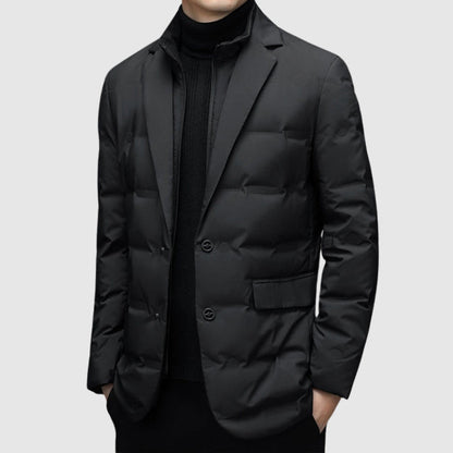Giacca imbottita nera da uomo, elegante e moderna, con chiusura a due bottoni. Ideale per look invernali sofisticati e alla moda.