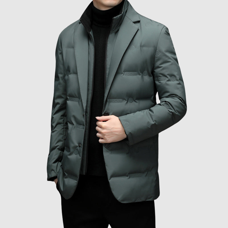 Giacca imbottita verde scuro da uomo, elegante e moderna, perfetta per l'inverno. Design sofisticato, ideale per look casual e formali.