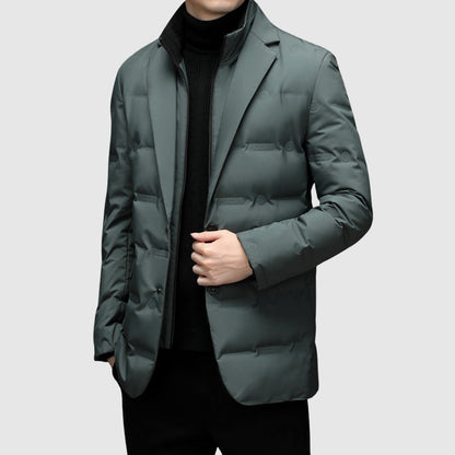 Giacca imbottita verde scuro da uomo, elegante e moderna, perfetta per l'inverno. Design sofisticato, ideale per look casual e formali.