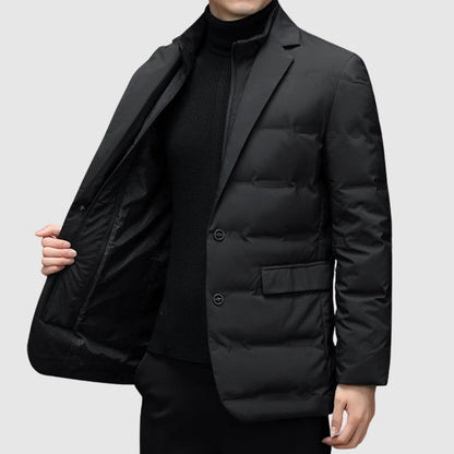 Giacca imbottita nera da uomo, elegante e moderna, con chiusura a due bottoni e tasche laterali. Ideale per look invernali sofisticati.