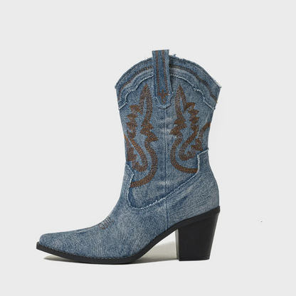 Stivale texano in denim blu con ricami marroni, tacco alto e punta affusolata. Calzature western moda donna, stile country chic.