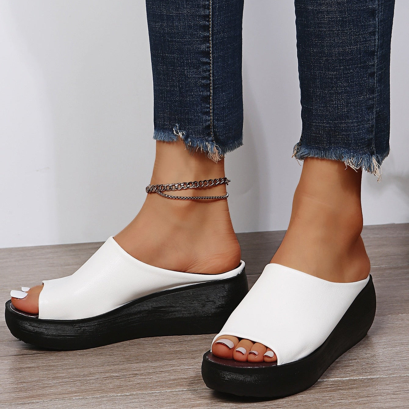 Sandali Estivi Donna con Zeppa, Slip-On, Cinturino alla Punta e Soletta Imbottita – Stile Sandali