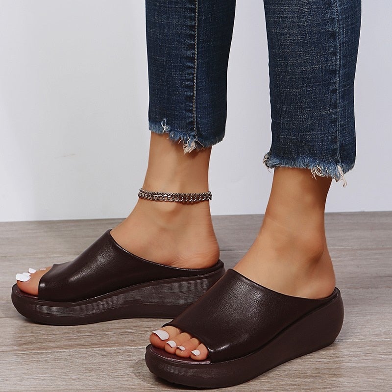 Sandali Estivi Donna con Zeppa, Slip-On, Cinturino alla Punta e Soletta Imbottita – Stile Sandali