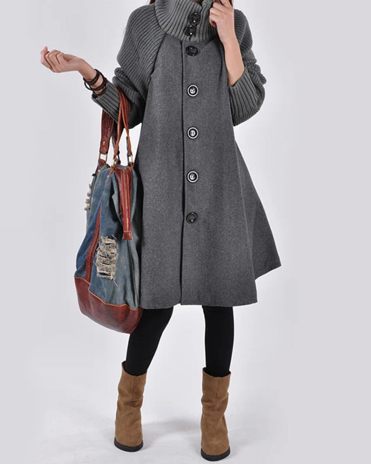 Cappotto grigio invernale con bottoni grandi, abbinato a borsa in tessuto e pelle, stivali marroni e leggings neri. Moda donna autunno inverno.
