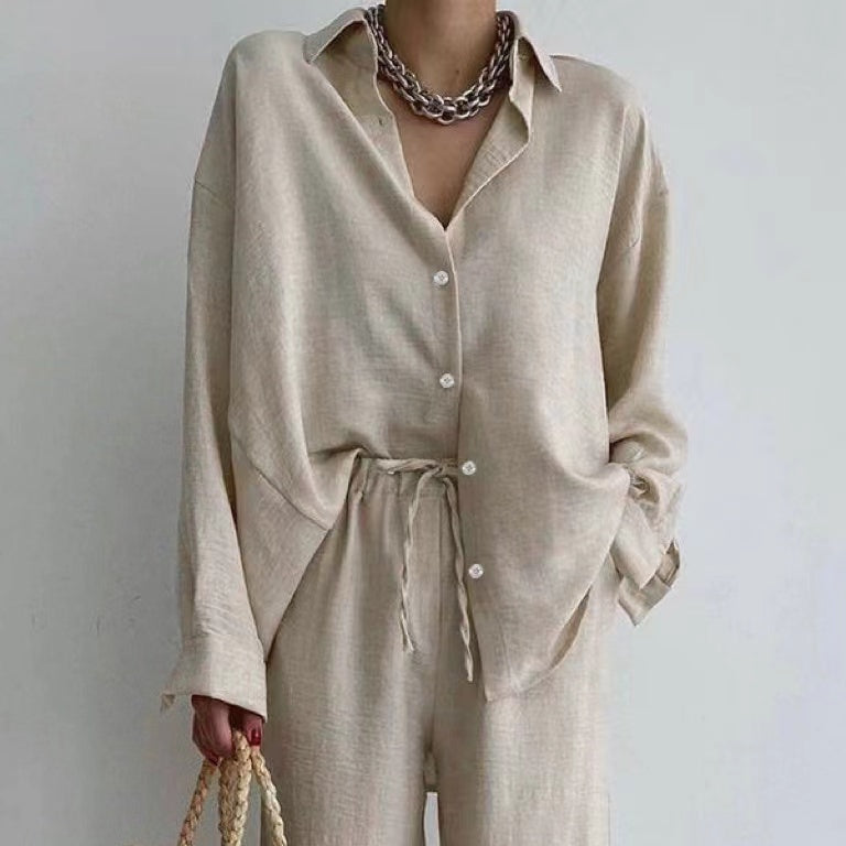 Camicia beige oversize in lino con pantaloni coordinati, collana a catena argento, moda minimalista, abbigliamento casual elegante donna.