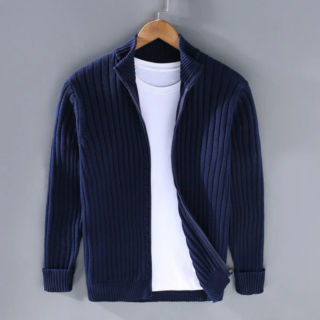 Cardigan blu a coste appeso su gruccia, con maglietta bianca sotto. Moda uomo, abbigliamento casual, stile autunnale.