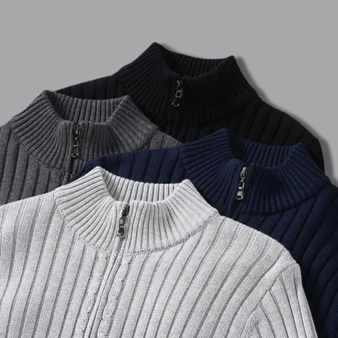 Quattro maglioni a collo alto con cerniera, in lana a coste, colori grigio, blu e nero, su sfondo grigio. Moda invernale, abbigliamento caldo.