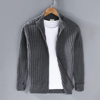 Cardigan grigio a coste su gruccia con maglietta bianca sotto, moda uomo, abbigliamento casual elegante, tessuto morbido, stile autunnale.
