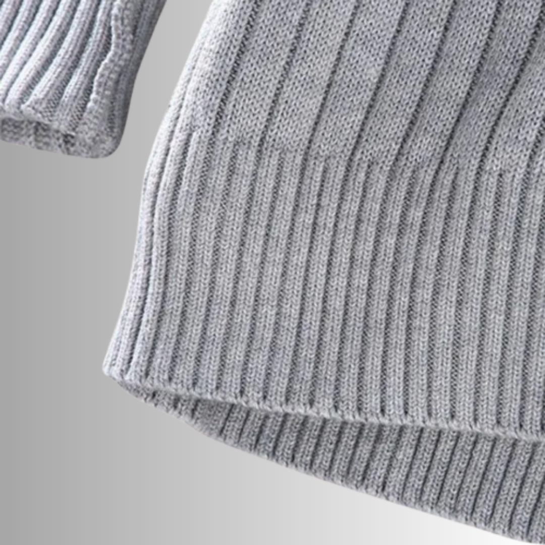 Maglione grigio a coste, tessuto morbido e caldo, ideale per l'inverno. Design elegante e versatile, perfetto per look casual e formali.