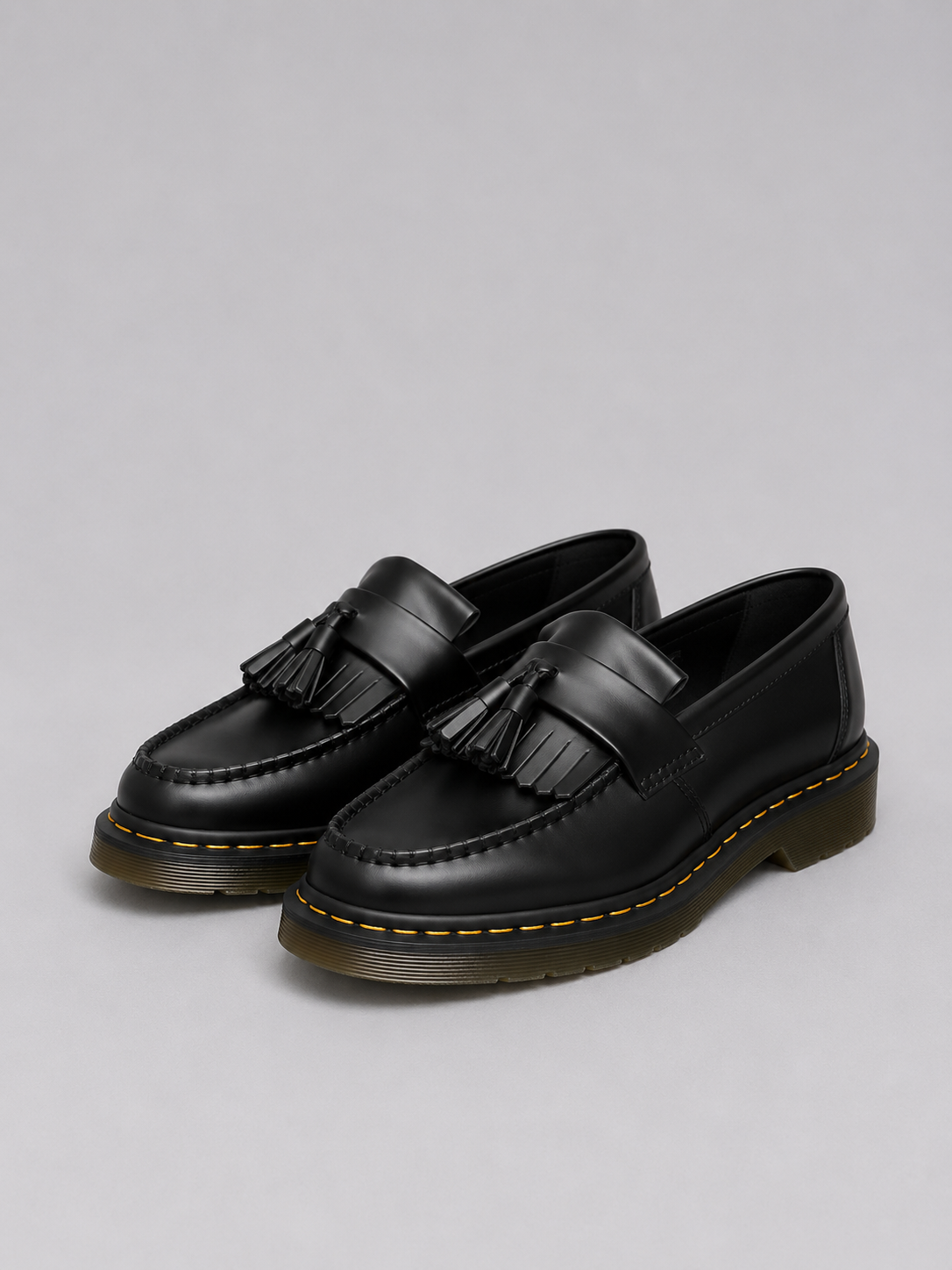 Klassiske herremokkasiner med kvaster, kunstlæderoverdel, slip-on-design og gummisål.