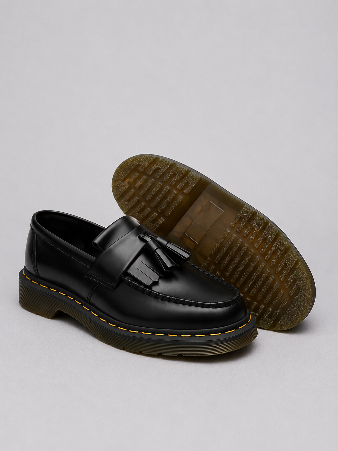 Klassiske herremokkasiner med kvaster, kunstlæderoverdel, slip-on-design og gummisål.