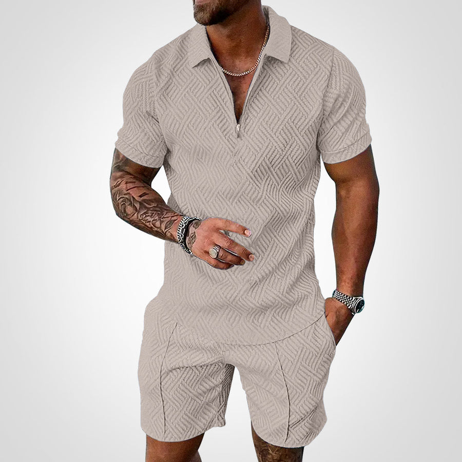 Abbigliamento estivo uomo: completo beige a maniche corte con motivo geometrico, collana e orologio. Stile casual elegante, moda maschile.