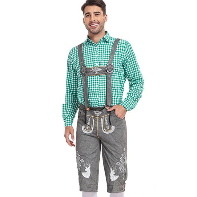 Uomo in abbigliamento tradizionale bavarese, indossa lederhosen grigi con ricami e camicia a quadri verde. Moda Oktoberfest, costumi tipici tedeschi.