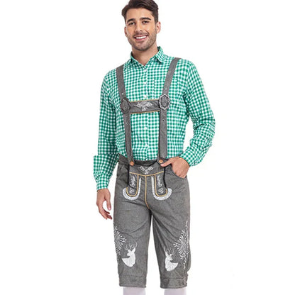Uomo in abbigliamento tradizionale bavarese, indossa lederhosen grigi con ricami e camicia a quadri verde. Moda Oktoberfest, costumi tipici tedeschi.