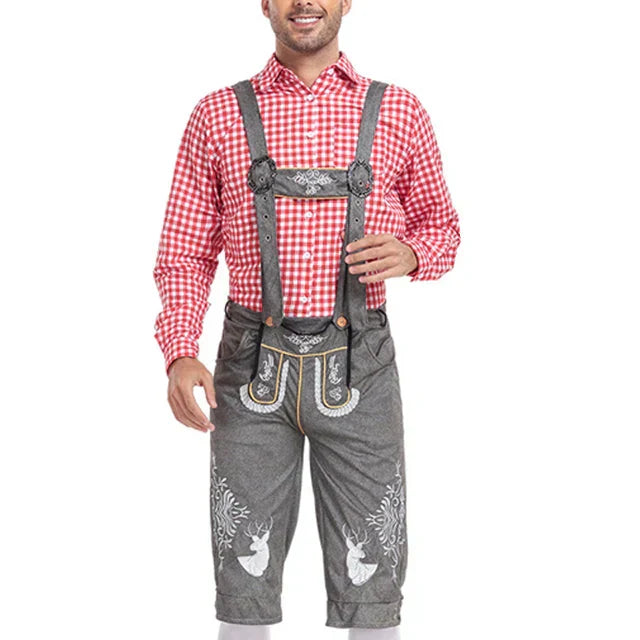 Uomo in camicia a quadri rossi e bianchi con lederhosen grigi ricamati, abbigliamento tradizionale bavarese, Oktoberfest, moda tedesca.