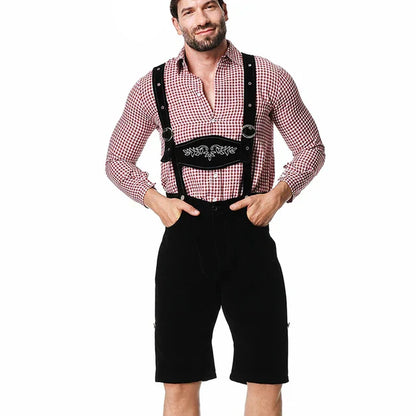 Uomo in camicia a quadri rossa e bianca con lederhosen neri tradizionali bavaresi, abbigliamento tipico Oktoberfest, moda maschile tedesca.